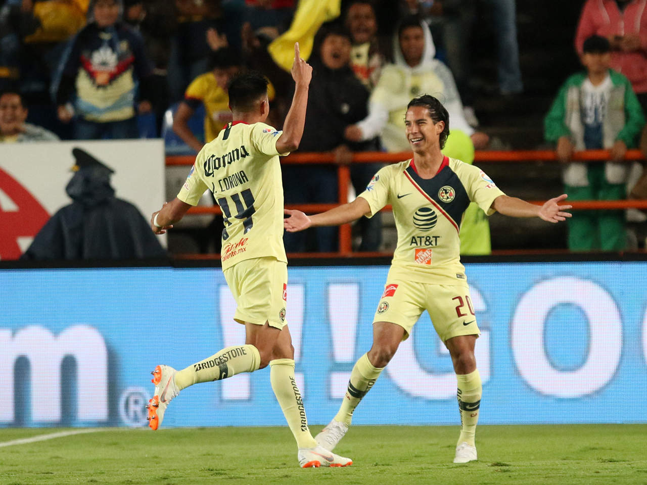 'Lainez está en proceso, vamos a ver qué tal se muestra en estos días, si va a estar considerado, sino ni modo', dijo Miguel Herrera a su salida de las instalaciones de Coapa este día. (ARCHIVO)