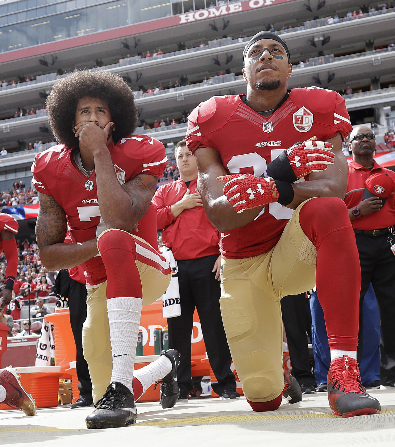 El quarterback Colin Kaepernick (izquierda) y Eric Reid de los 49ers de San Francisco, en 2016, arrodillados en protesta.