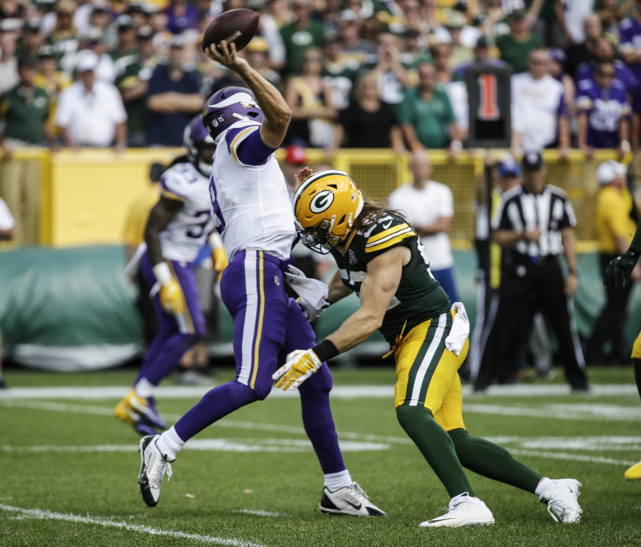 Clay Matthews, de los Packers de Green Bay, se dispone a derribar a Kirk Cousins, quarterback de los Vikings de Minnesota, durante una jugada en que se le marcó un castigo.