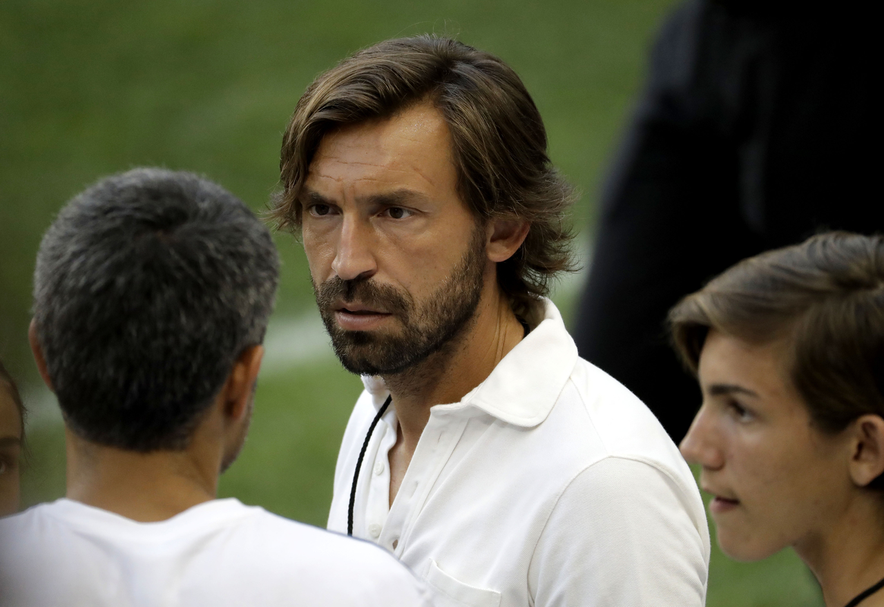 Andrea Pirlo, del New York City FC, observa un entrenamiento de la Juventus en Harrison, Nueva Jersey.