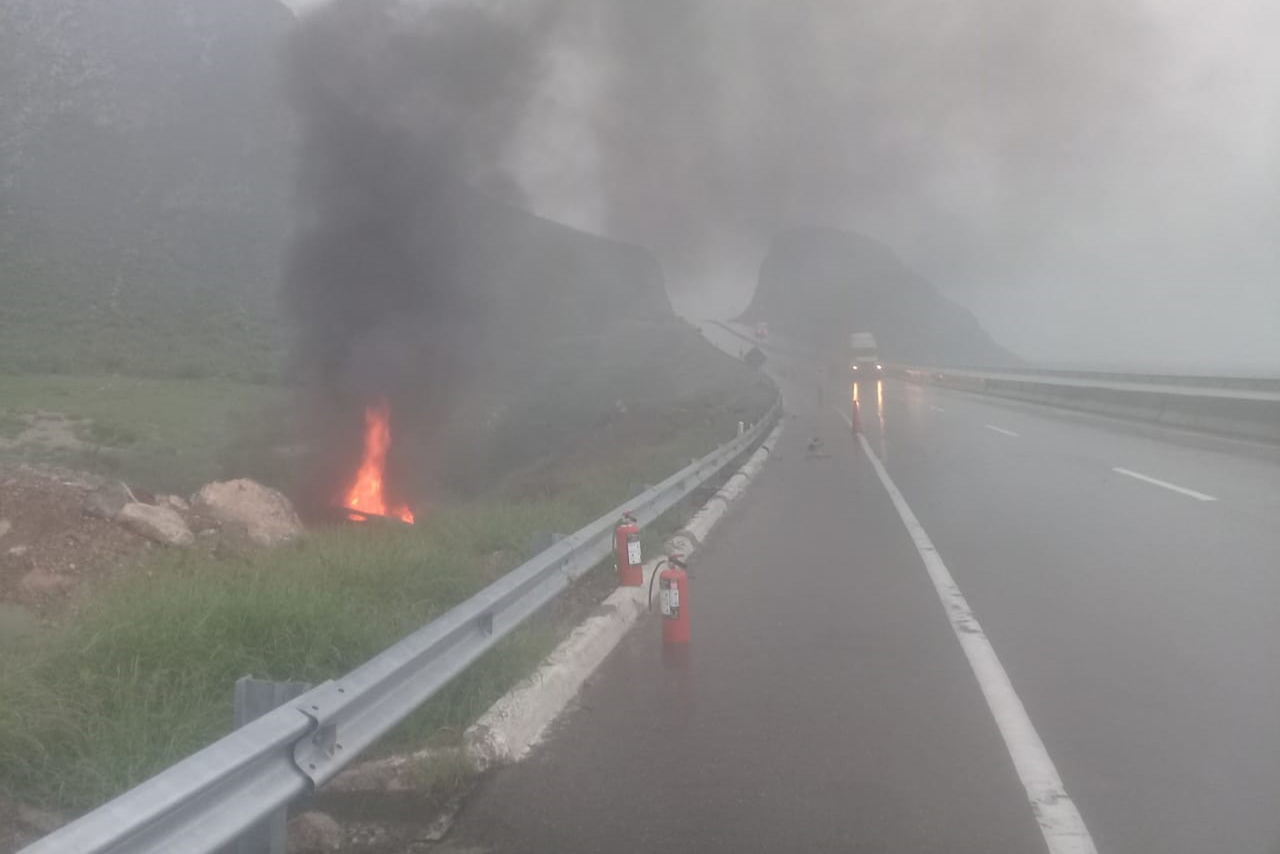 Calcinada. Explota camioneta al caer en un barranco; los pasajeros terminaron con quemaduras graves. (EL SIGLO DE TORREÓN)