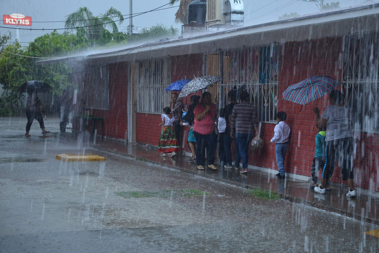 Padres de familia acudieron a la primaria Luis Donaldo Colosio en Torreón, para ir por sus hijos ante la lluvia.