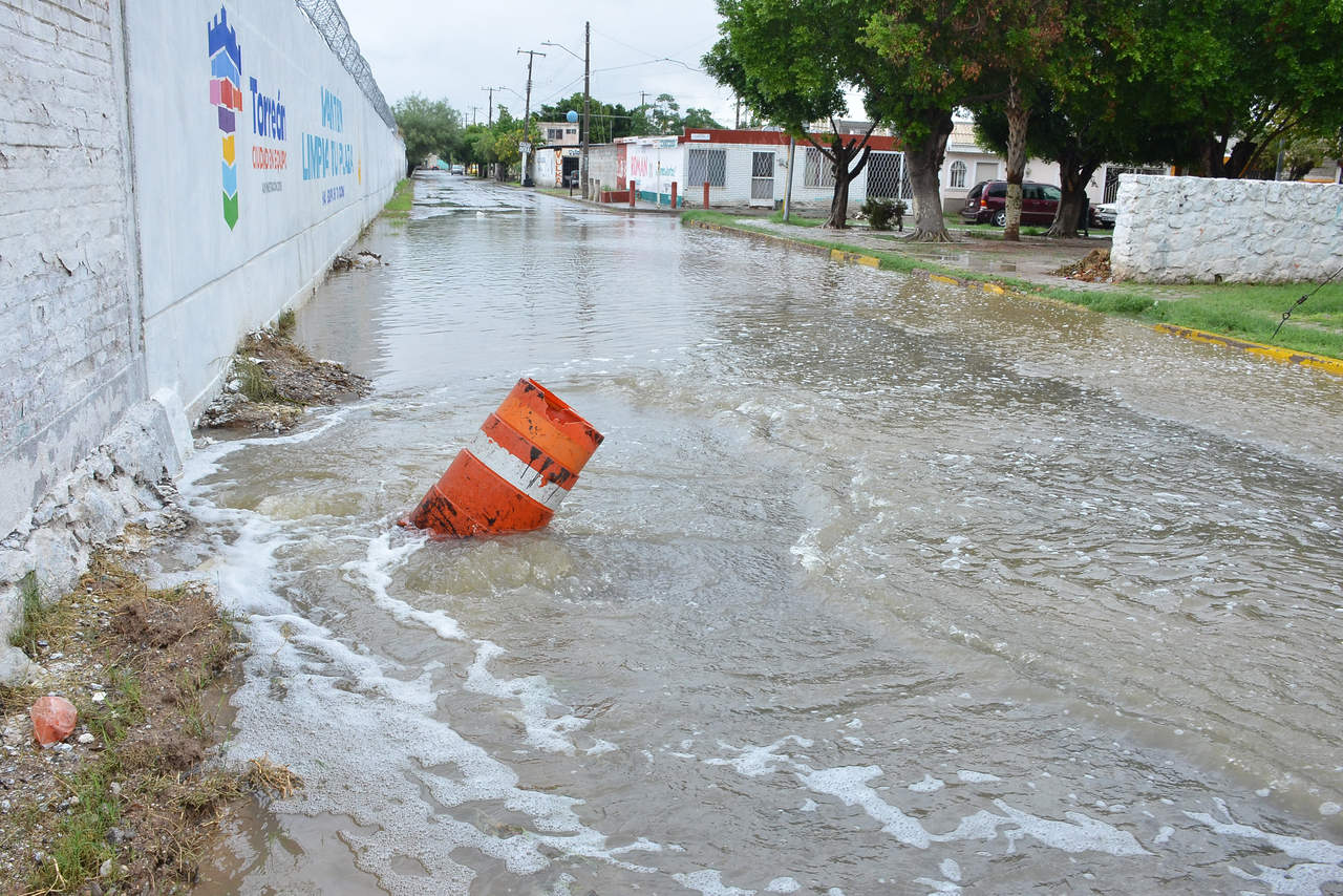 En la colonia Valle Dorado, en la barda que limita con Ferromex, el agua inundó el sector.