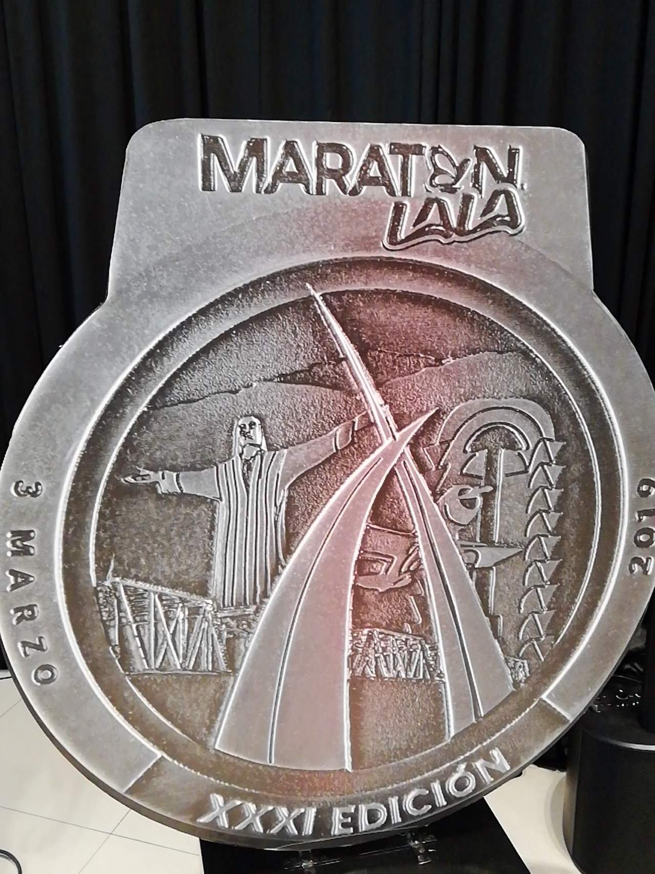 Así será la medalla para los participantes del Maratón Lala. (EL SIGLO DE TORREÓN)
