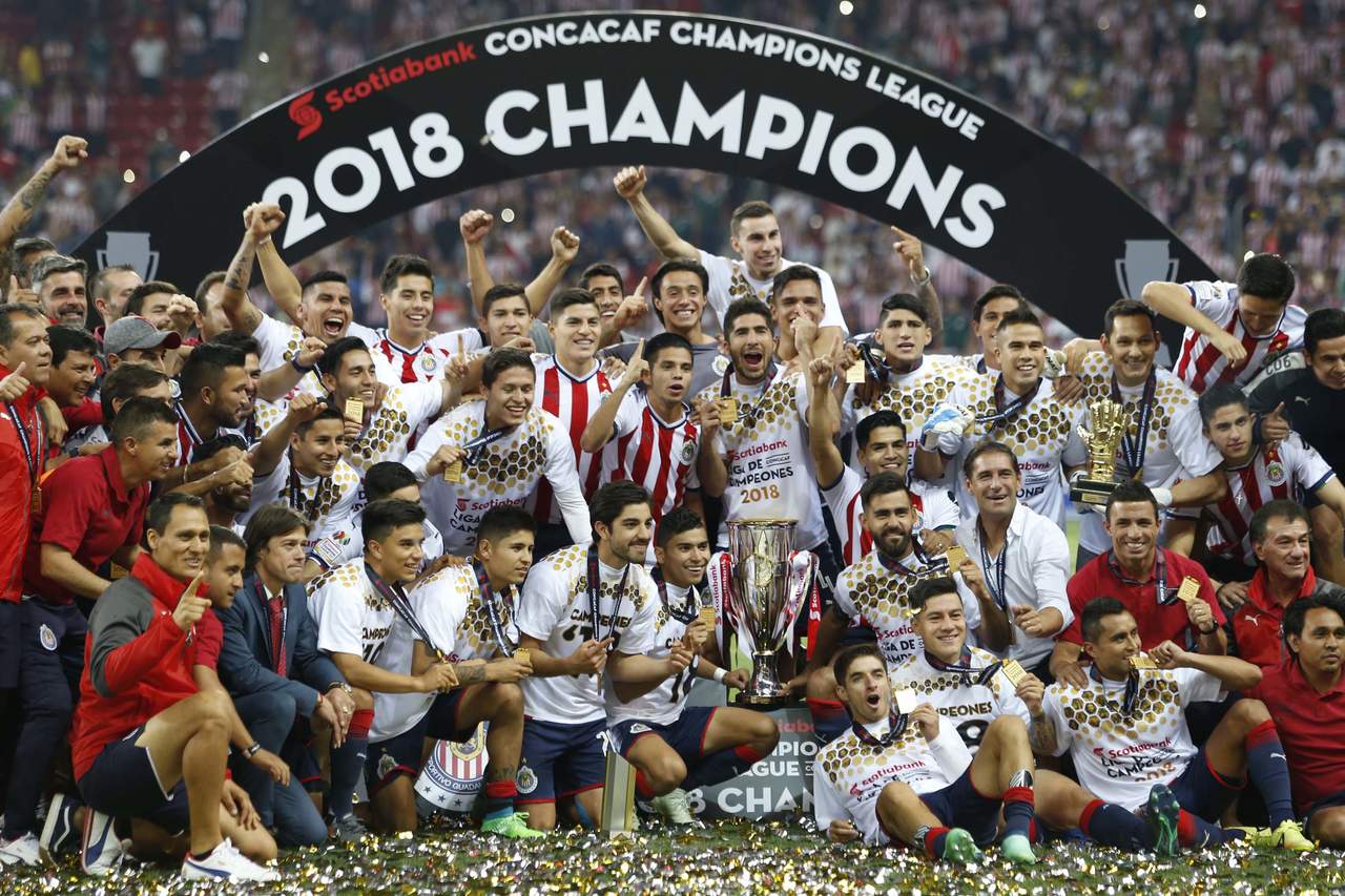 Los jugadores de Chivas festejan el campeonato de Concacaf ganado ante Toronto FC. (ARCHIVO)
