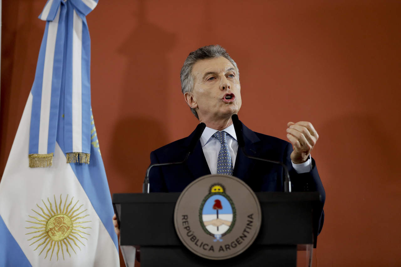 El presidente de Argentina, Mauricio Macri, defendió hoy al Fondo Monetario Internacional (FMI) después que le otorgara un préstamo de 57 mil 100 millones de dólares al país sudamericano. (AP)