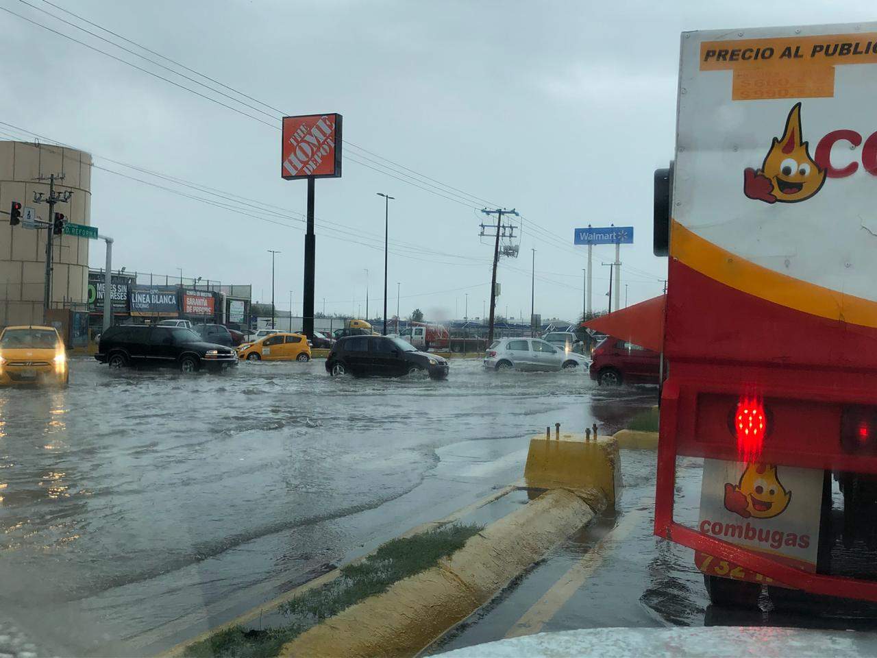 Diagonal Reforma se encuentra muy inundado. (EL SIGLO DE TORREÓN)