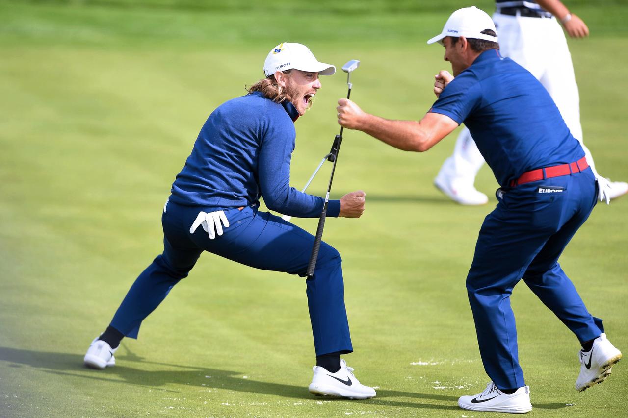 Tommy Fleetwood (i) y Francesco Molinari (d) celebran en el 'green' 16 durante la Ryder Cup 2018.