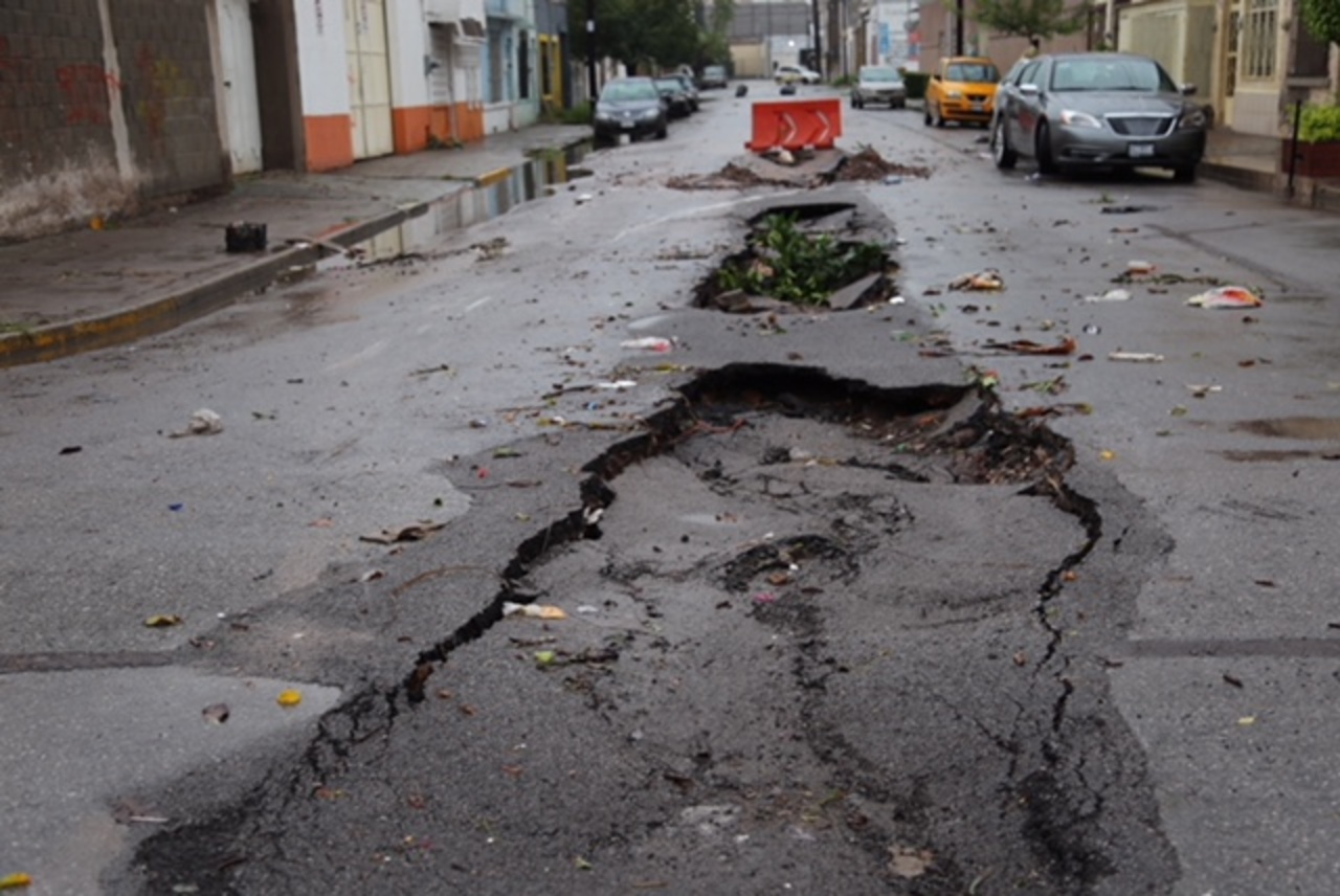 Hundimientos. En diversos sectores del centro de la ciudad el pavimento colapsó debido a la saturación de los colectores. (EL SIGLO DE TORREÓN)