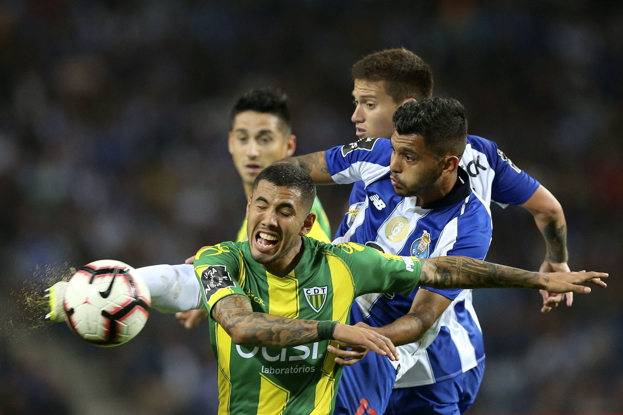 El delantero mexicano Jesús Corona en una jugada durante el partido de ayer, entre su equipo Porto y el Tondela.