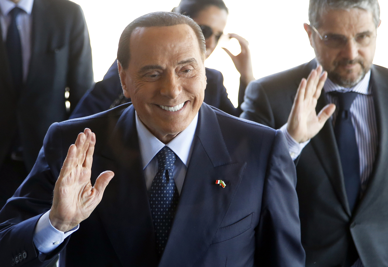 El ex primer ministro de Italia Silvio Berlusconi al llegar a una reunión en un hotel en Sofía, Bulgaria, en mayo de este año.