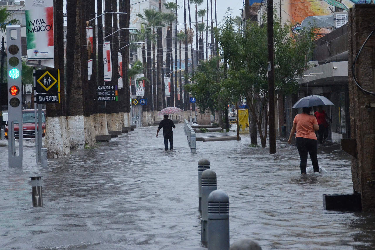 
El Paseo Morelos lució como un 'canal'. La gente tuvo que mojarse para trasladarse a sus destinos.