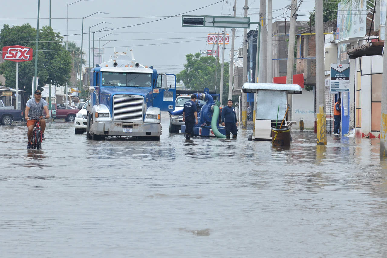Contingencia. Personal del Municipio trabaja en el apoyo a los sectores inundados, por lo que no habrá Paseo Colón hoy. (EL SIGLO DE TORREÓN) 
