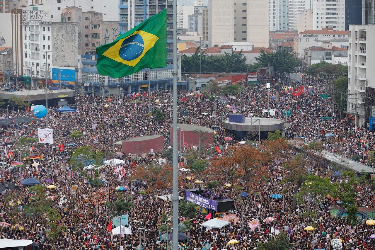 En contra. 'Él no, él nunca!', el clamor de las mujeres contra el candidato derechista Jair Bolsonaro, tomó las calles de Brasil.