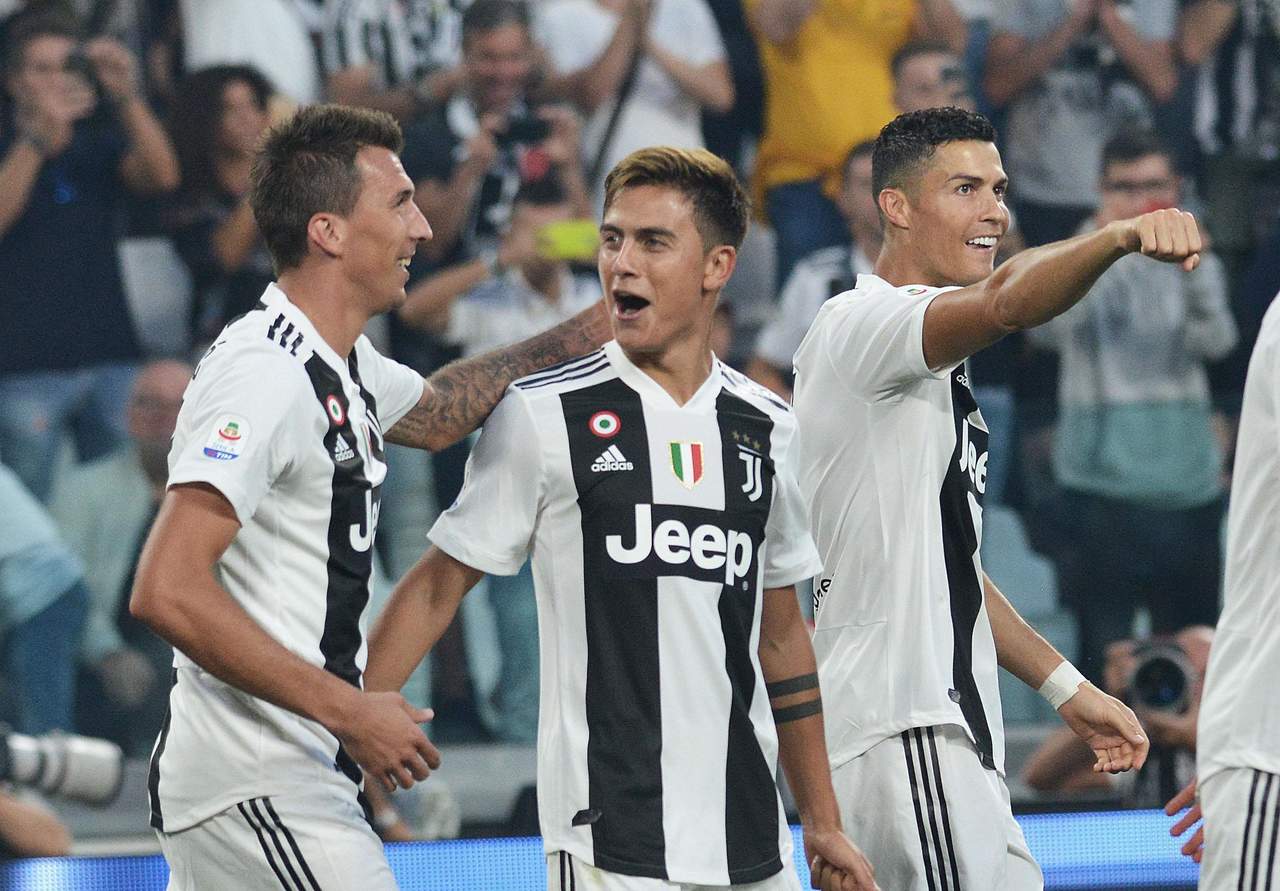 El atacante de Juventus Mario Mandzukic, izquierda, celebra con sus compañeros Paulo Dybala y Cristiano Ronaldo.