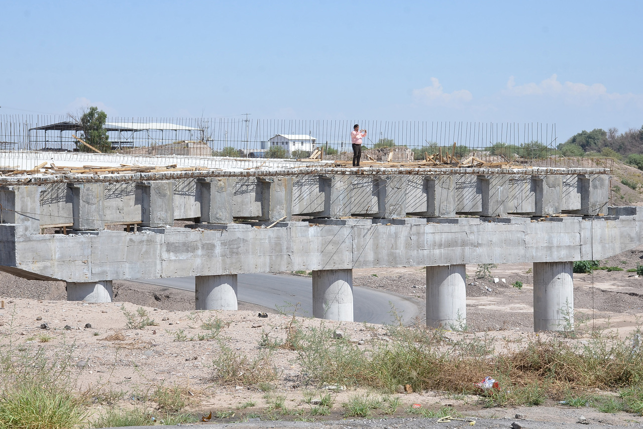 Puente. La construcción del puente El Tajito presenta un avance superior al 80 por ciento.