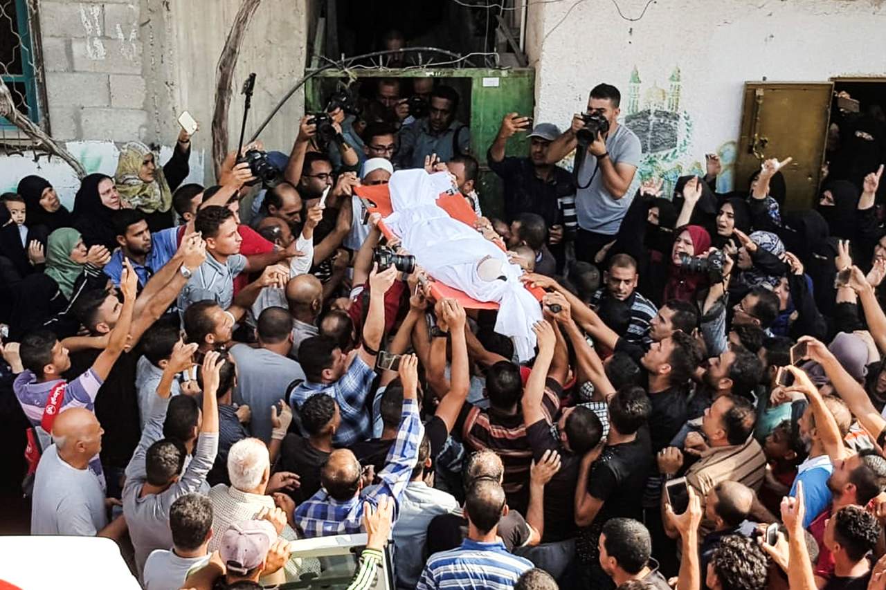 Gaza enterró hoy a los palestinos que murieron ayer, entre ellos dos menores, por disparos del Ejército israelí durante masivas protestas en la valla de separación.