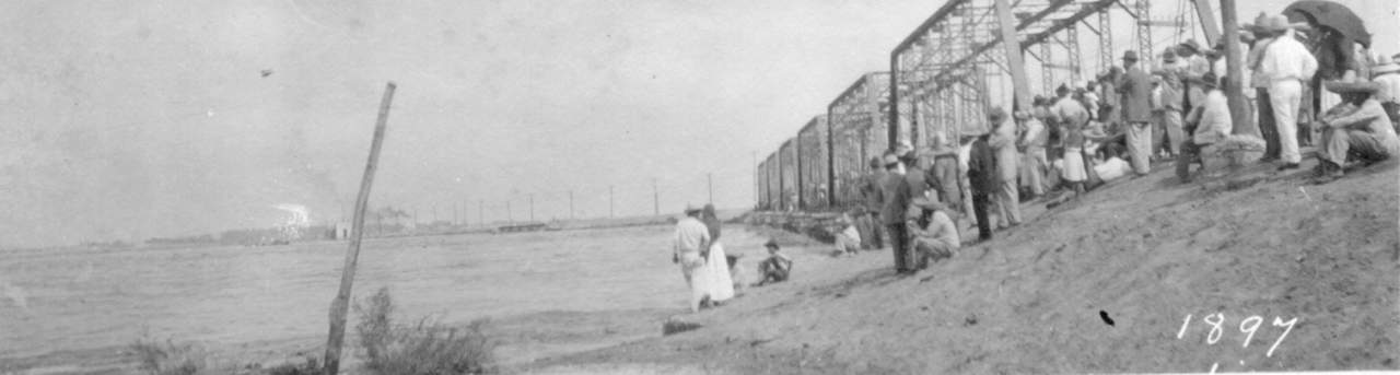 Detalla del puente del ferrocarril destruido por el paso del agua del Río Nazas, 1917.