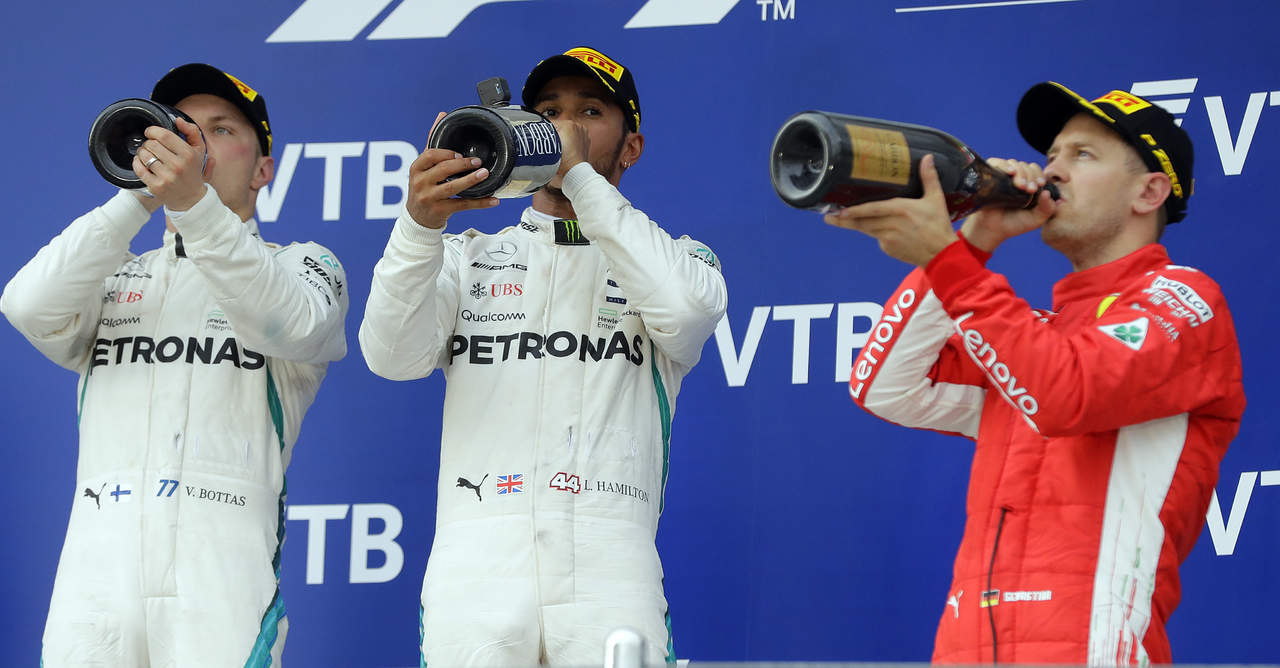 Por una orden táctica de Mercedes, Bottas se hizo a un lado para que su compañero de escudería, Lewis Hamilton, aventajara al alemán Sebastian Vettel.