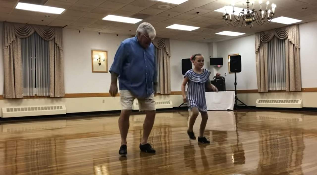 Abuelo se siente orgulloso de haber participado junto a su nieta en el baile (INTERNET) 