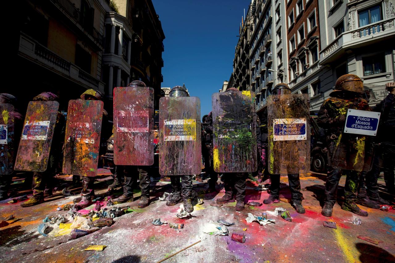 Pintados. Agentes de los Mossos d'Esquadra quedaron cubierto con pintura de colores que lanzaron los independentistas. (EFE)