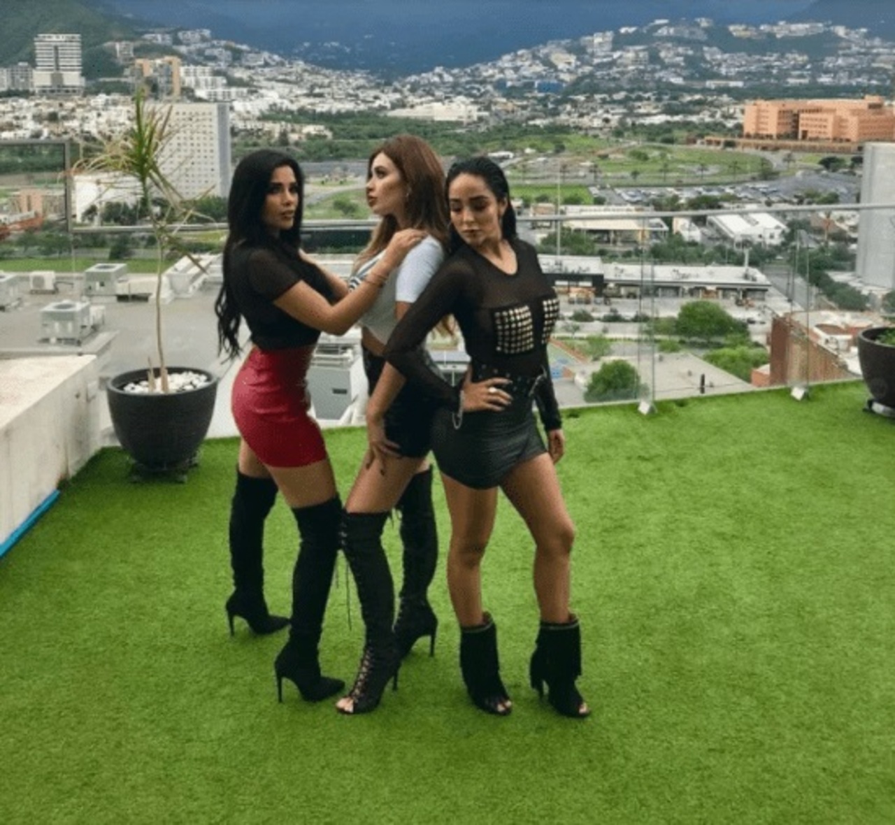 Juntas. Las participantes de Acapulco Shore, Brenda Zambrano y Manelyk González, trabajaron en el video de Dave Garsia. (ESPECIAL)