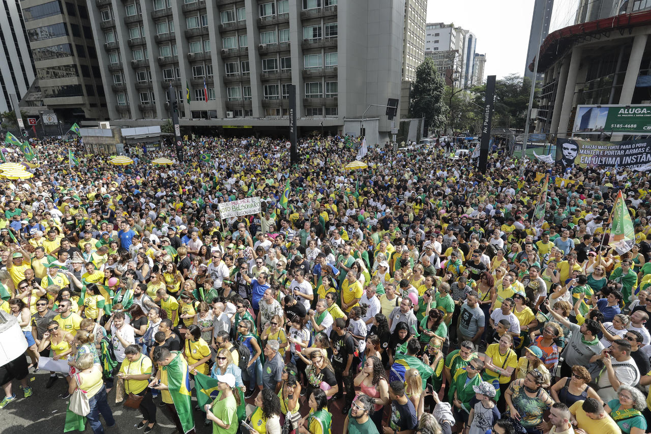 Apoyado. Simpatizantes del candidato presidencial Jair Bolsonaro del Partido Social Liberal (PSL) se reunieron ayer en Sao Paulo. (EFE)