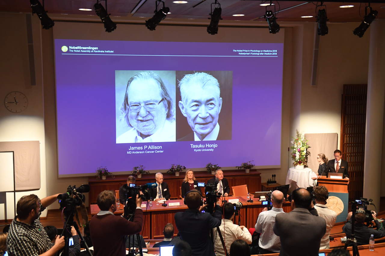Estadounidense Allison y japonés Honjo comparten Nobel por terapias de cáncer. (AP) 
