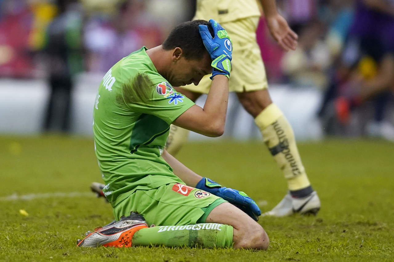 Agustín Marchesín, del América, en lamento después de recibir el primer gol del partido en el Estadio Azteca. (Jam Media)