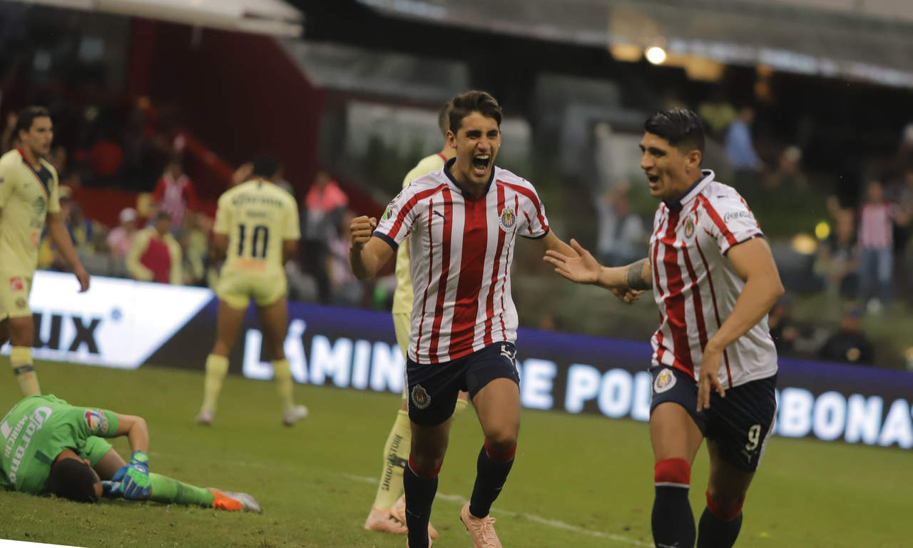 El delantero Alan Pulido puso adelante a las Chivas ayer, en el partido jugado en el Estadio Azteca. (Notimex)