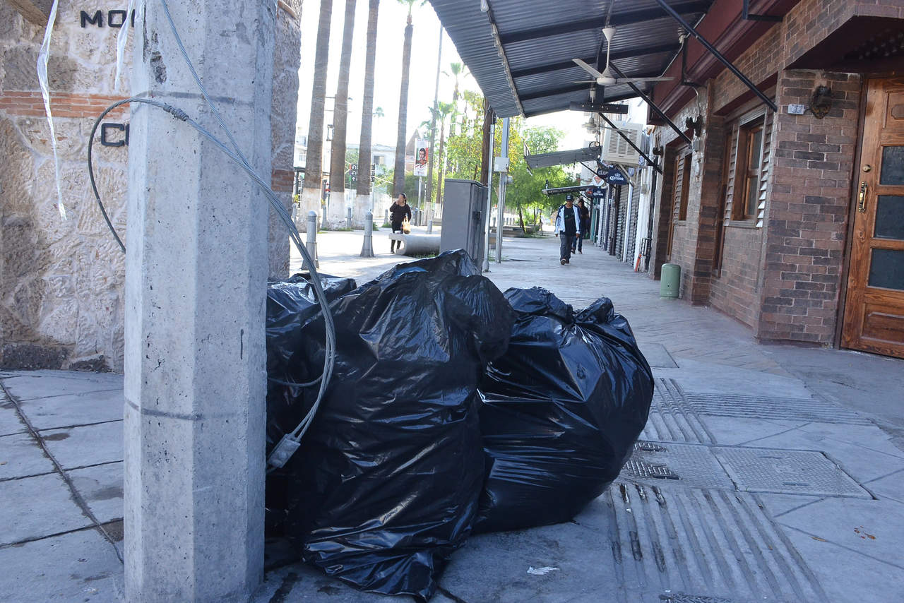 En el Paseo Morelos se pueden apreciar grandes bolsas de desechos. (FERNANDO COMPEÁN) 