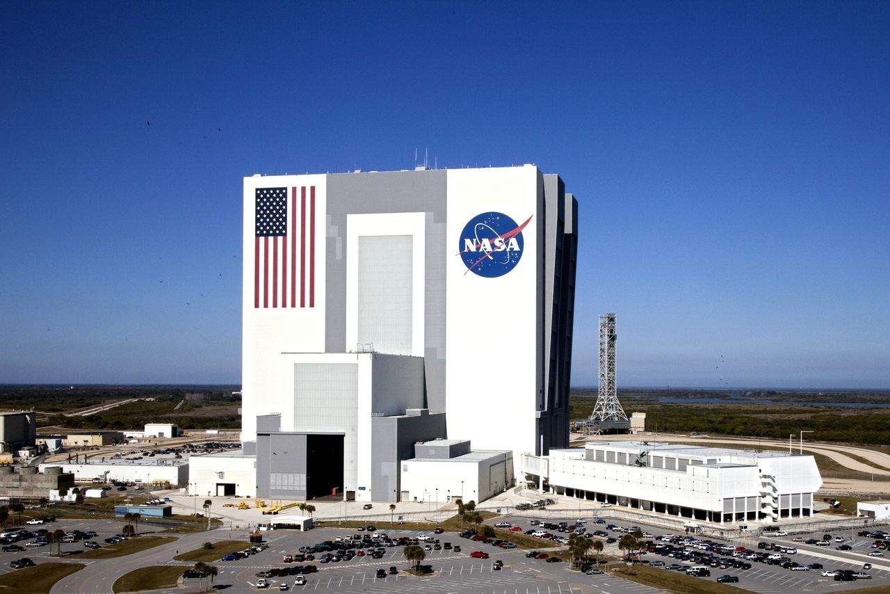 Después de la firma de esa ley, la NASA empezó a elaborar planes para crear una estación espacial en órbita lunar, que la agencia espera construir a partir de 2022 para que esté operativa a mediados de la próxima década. (ARCHIVO)