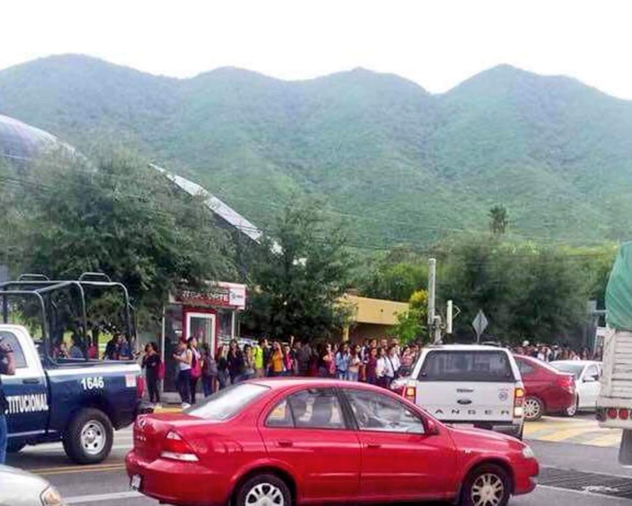 Decenas de estudiantes, así como personal docente y administrativo, fueron desalojados del Campus Mederos de la Universidad Autónoma de Nuevo León. (ESPECIAL)
