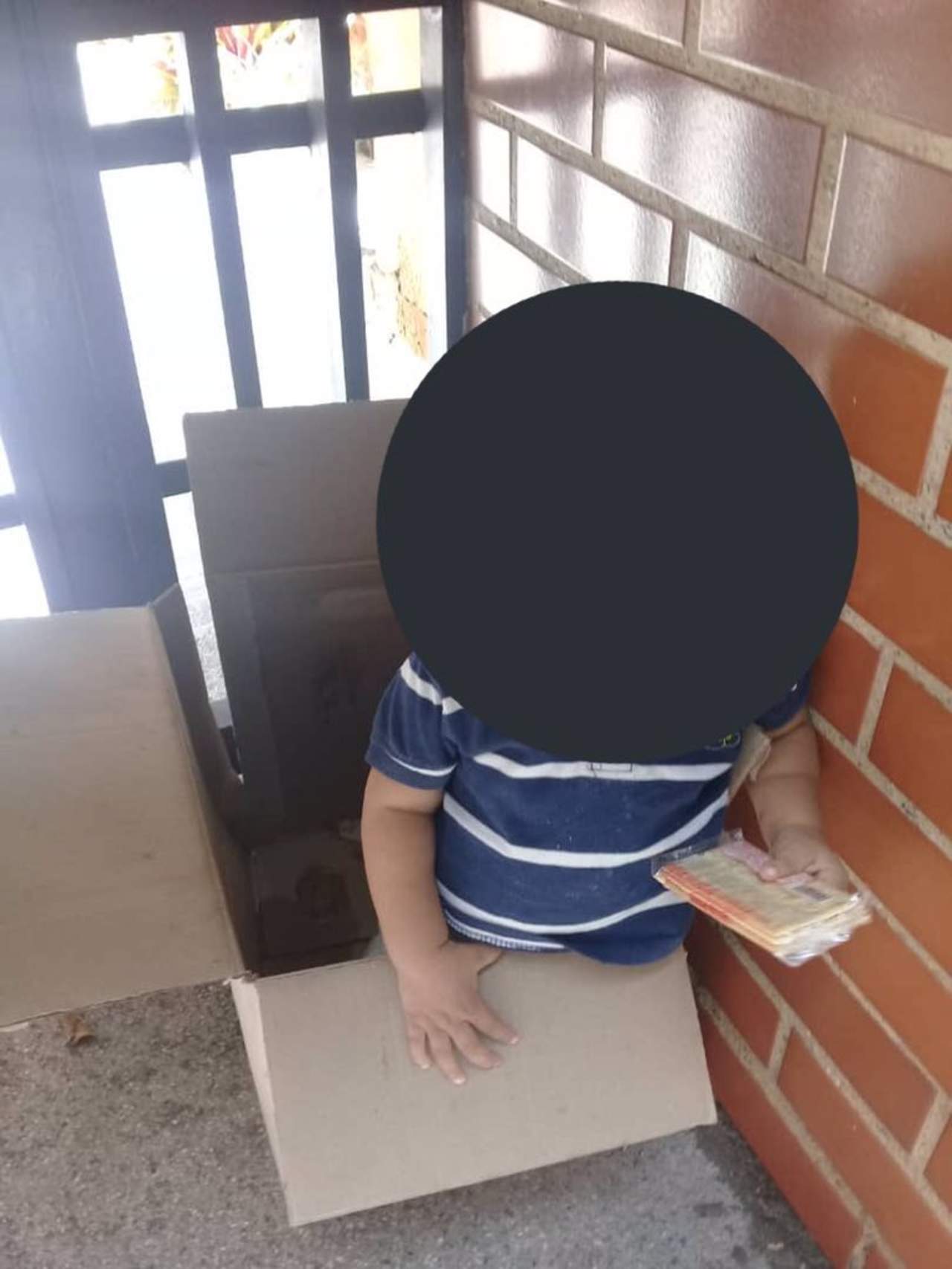 Vecinos de la urbanización El Marqués, en el municipio caraqueño de Sucre, notificaron a la policía local sobre el hallazgo del bebé dentro de una caja en la entrada de uno de los edificios. (ESPECIAL)
