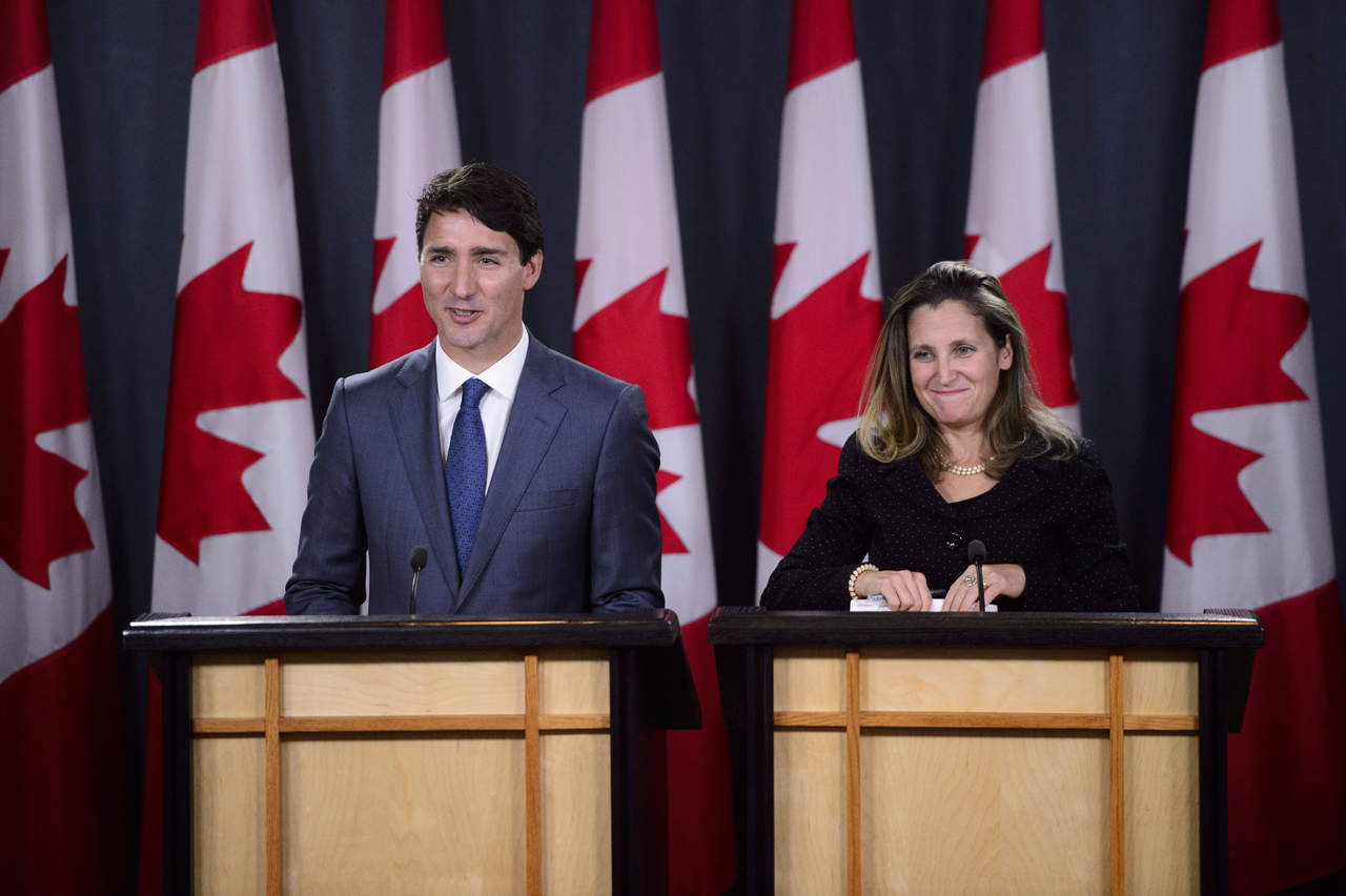 En conferencia de prensa, el primer ministro Justin Trudeau y la negociadora Chrystia Freeland resaltaron la “victoria” canadiense de haber podido mantener “intacto” el Capítulo 19 de resolución de disputas. (AP)