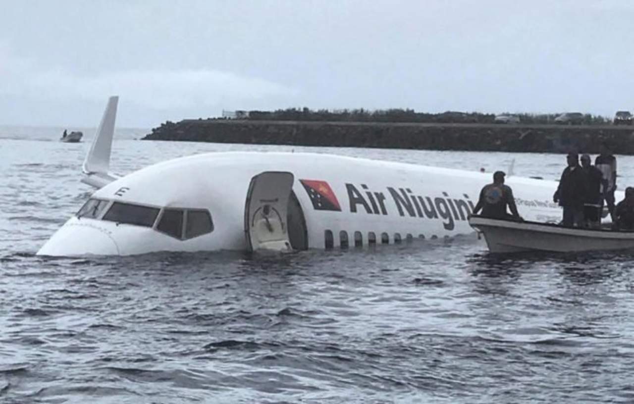 Tras el suceso, Air Niugini había indicado por Facebook que los 35 pasajeros y la tripulación, formada por 12 personas, fueron evacuadas del avión sin problemas y estaban recibiendo asistencia y acomodo. (ESPECIAL)