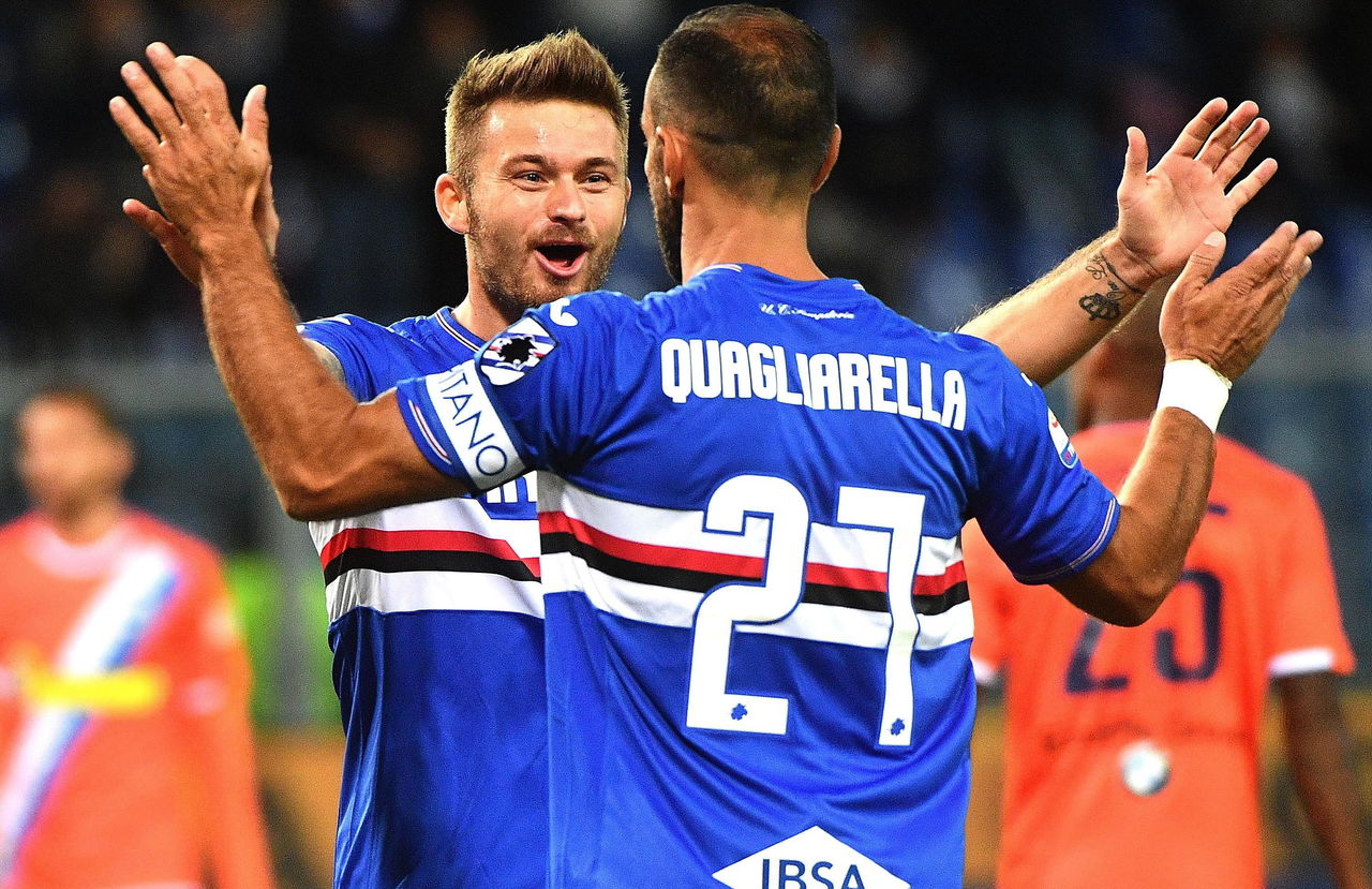 Karol Linetty (i) de Sampdoria celebra la anotación de un gol con su compañero Fabio Quagliarella.
