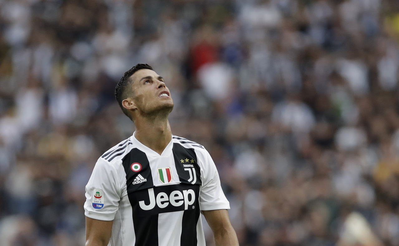 Cristiano Ronaldo, de la Juventus, mira al cielo durante un encuentro de la Serie A italiana ante la Lazio en Turín.
