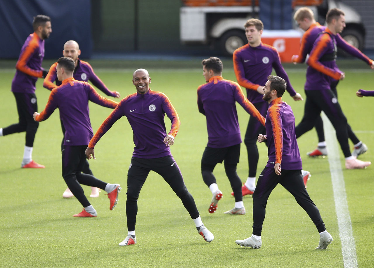 Fernandinho (centro) y varios de sus compañeros en el Manchester City se preparan de cara al duelo de hoy en Alemania.