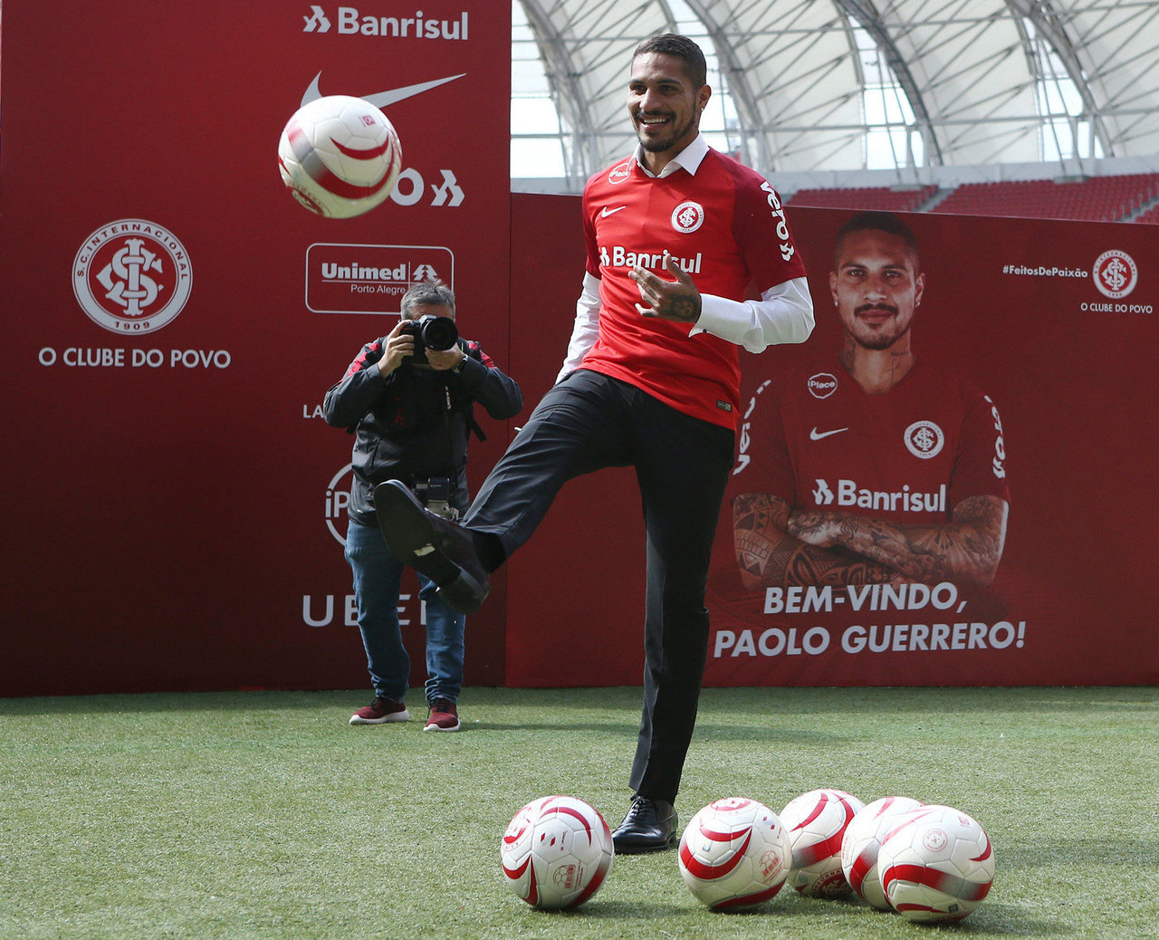 El delantero peruano Paolo Guerrero, de 34 años, juega con un balón durante su presentación con el Internacional en agosto.