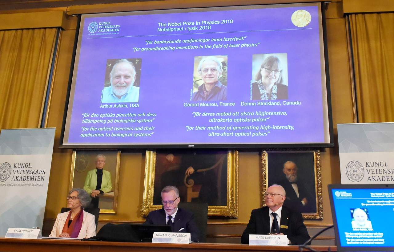El estadounidense Arthur Ashkind, el francés Gerard Mourou y la canadiense Donna Strickland obtuvieron hoy el Premio Nobel de Física. (EFE) 