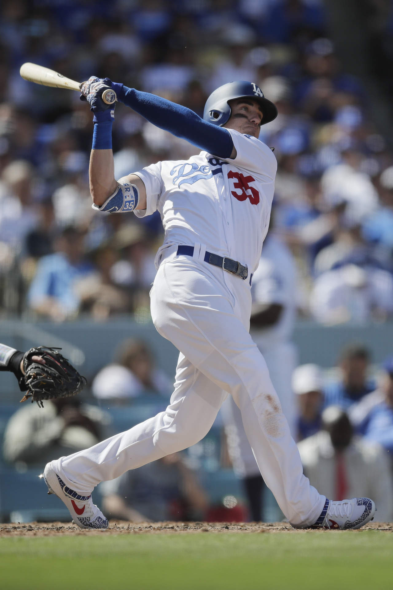Cody Bellinger pegó un cuadrangular de dos carreras en la cuarta entrada para poner al frente 2-0 a los Dodgers. (EFE)