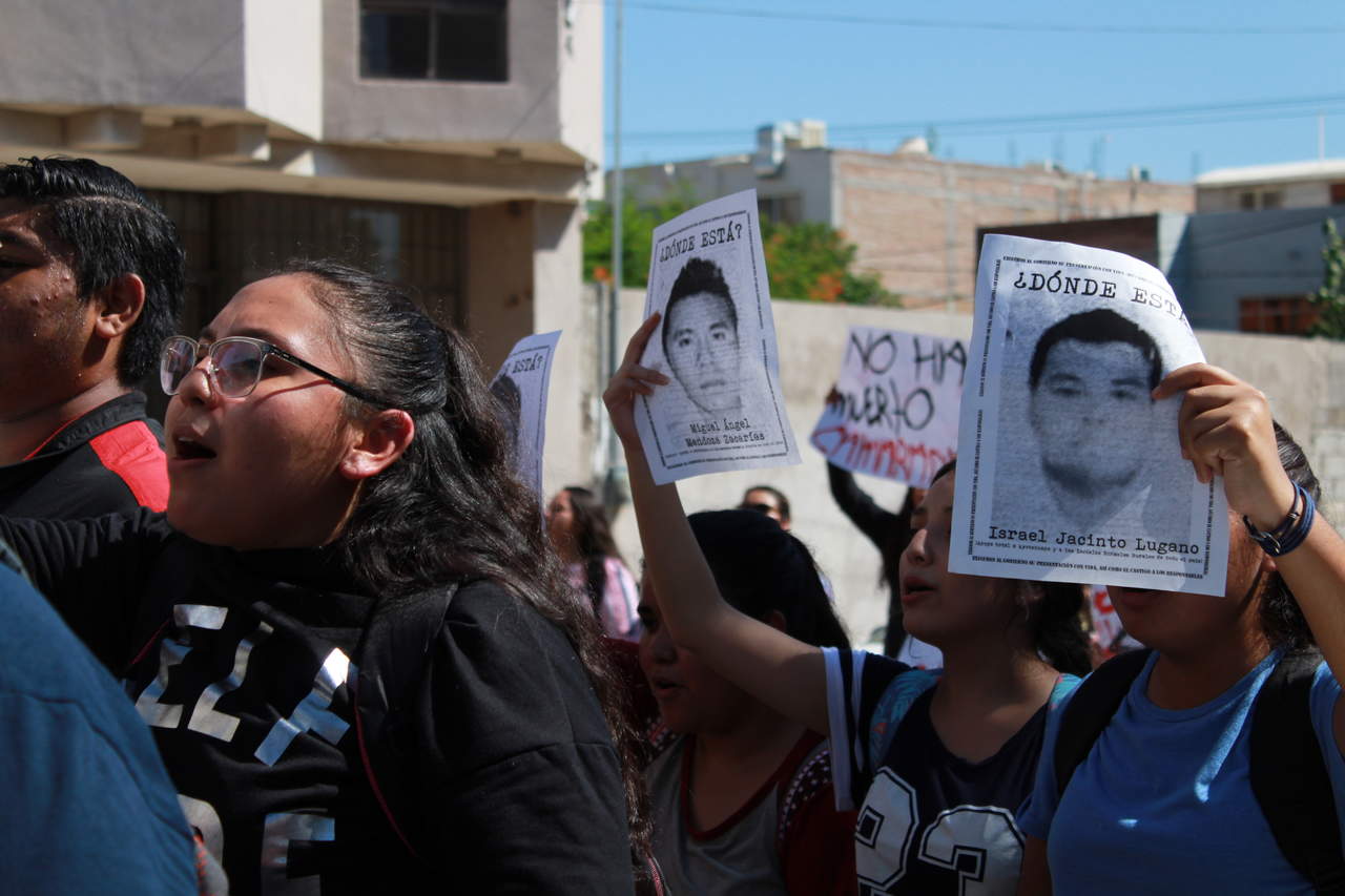 Protestaron también por el caso Ayotzinapa. (CARLOS GONZÁLEZ) 