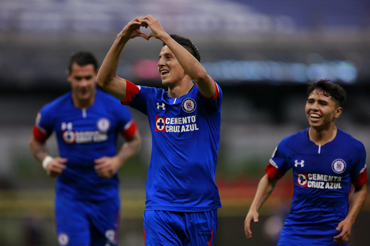 Roberto Alvarado (c), del Cruz Azul, en festejo despues de anotar el primer gol de su equipo durante el juego de cuartos de final.