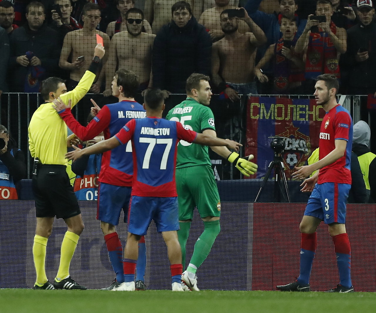 El árbitro rumano Referee Ovidiu Hategan (i) expulsa al arquero de PFC CSKA Igor Akinfeev.