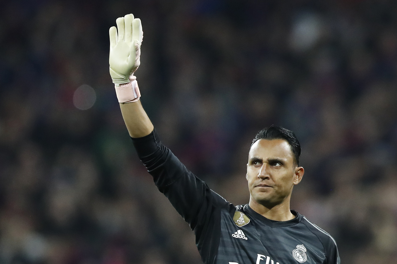 El portero del Real Madrid Keylor Navas (c) saluda a los aficionados en el estadio Luzhniki, en Moscú.