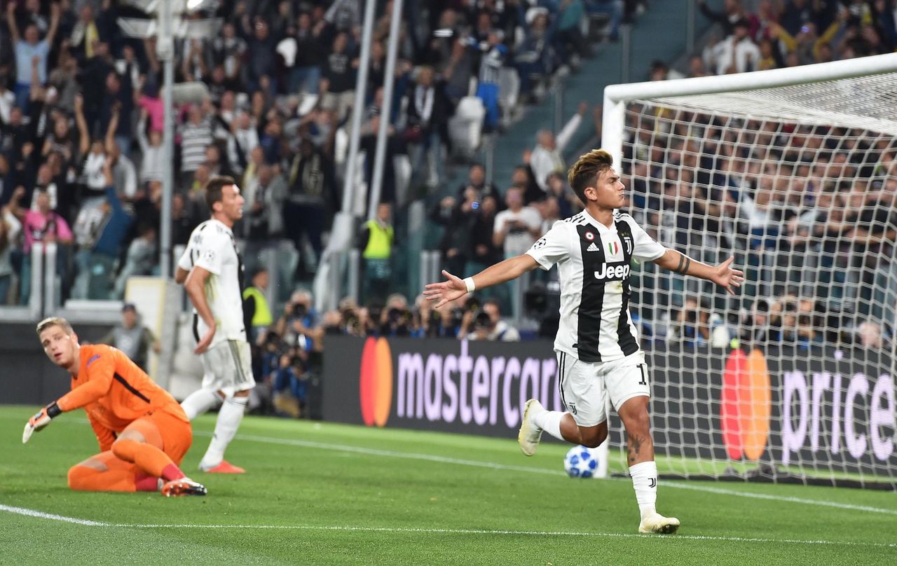 El delantero argentino de la Juventus Paulo Dybala celebra tras marcar un gol ante el Young Boys durante un partido correspondiente al grupo H de la Liga de Campeones en el Allianz Arena de Turín.