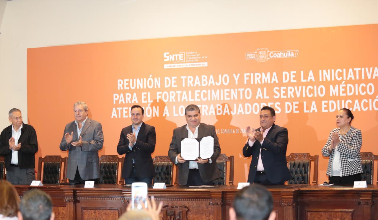 Firma. El gbernador, Miguel Riquelme muestra el acuerdo.