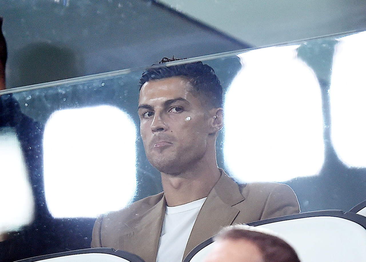 El jugador de Juventus Cristiano Ronaldo observa el juego desde las gradas.
