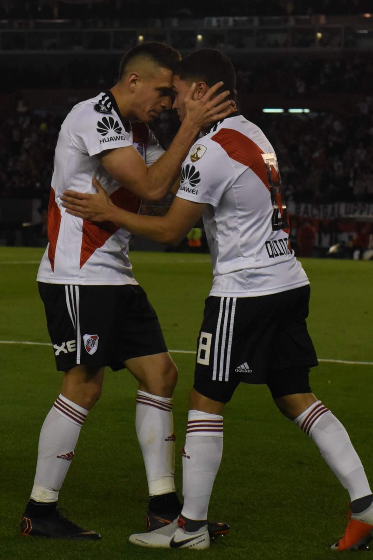 Juan Fernando Quintero (d) celebra con su compañero Rafael Santos Borré (i) después de anotar un gol. (Especial)